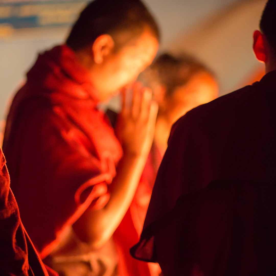 group-of-monks-praying-in-kathmandu-PWEKE2T