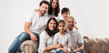 indian-family-HXXLYLG